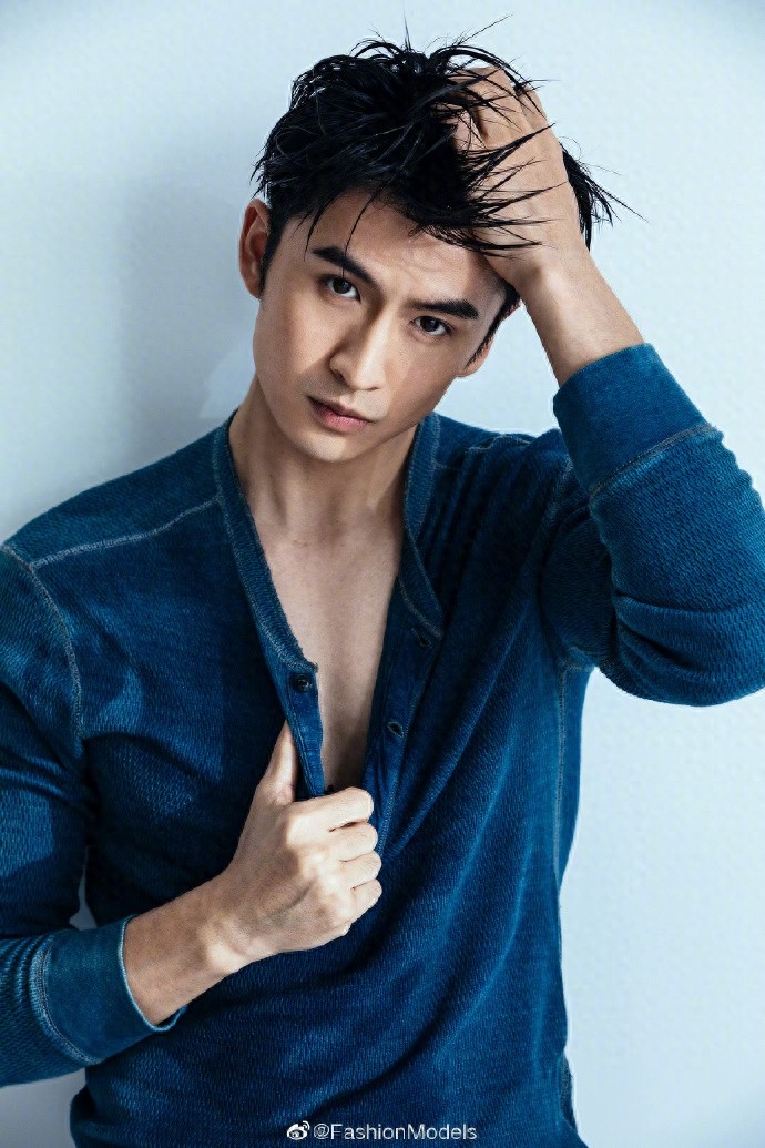 张云龙春日写真来咯,隐约的肌肉线条诱惑,看的人春心萌动