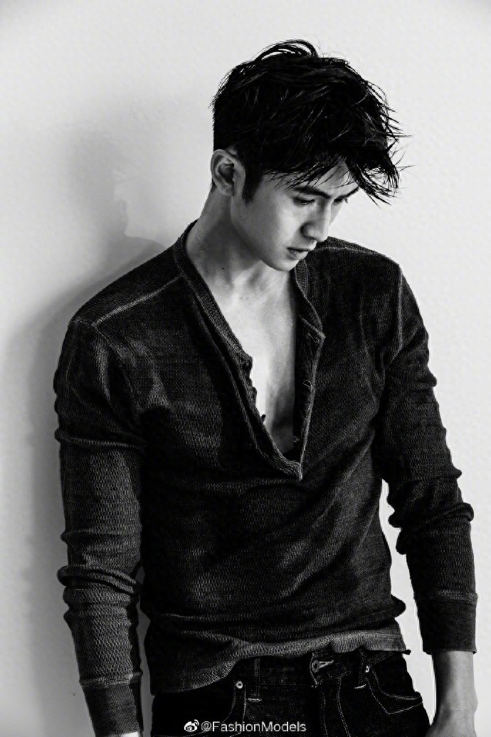 张云龙春日写真来咯,隐约的肌肉线条诱惑,看的人春心萌动