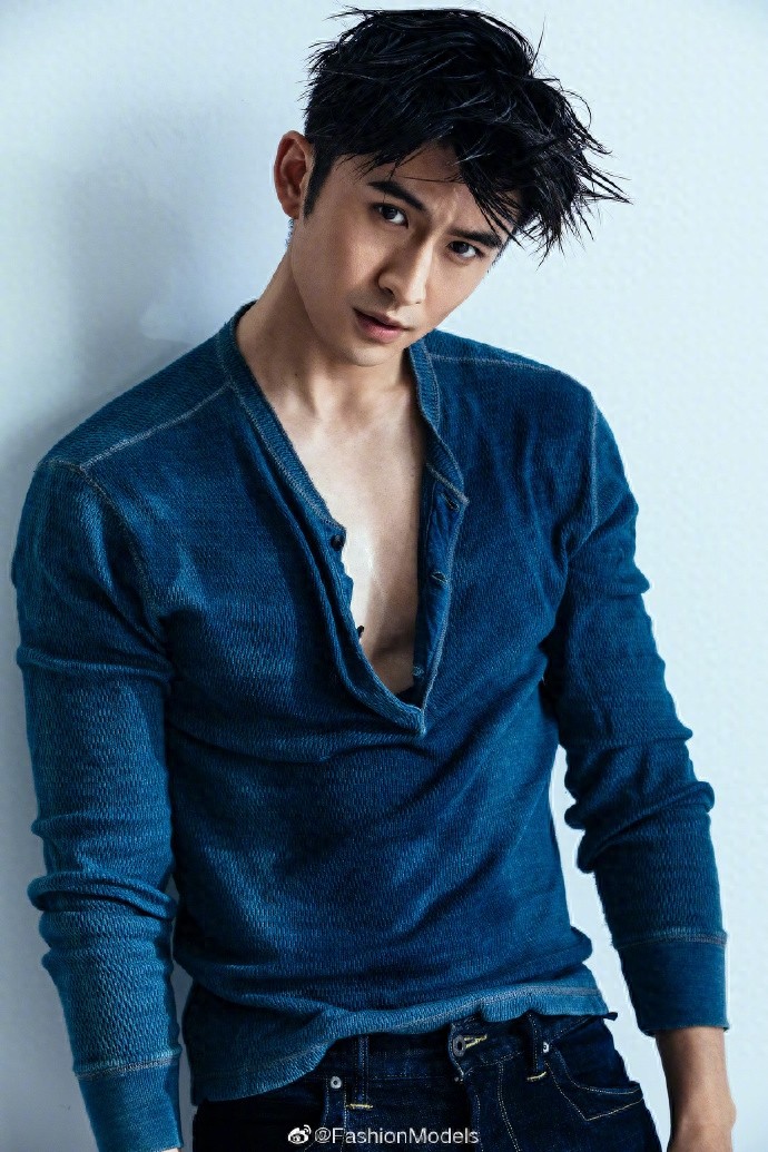 张云龙春日写真来咯,隐约的肌肉线条诱惑,看的人春心萌动