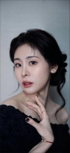 ​这种若隐若现的感觉更让人欲罢不能！张碧晨高透薄纱黑裙惊艳写真