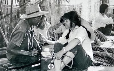 六七十年代的“赤脚医生”并不专业,为啥老百姓的评价反而很高?