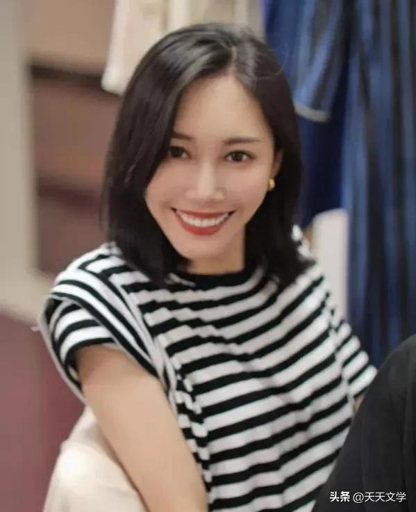 三上春晚的舞者朱洁静个人资料：9岁从三千个孩子中胜出，45分钟练一动作