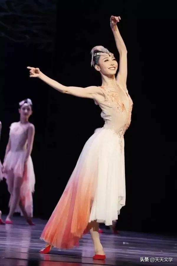 三上春晚的舞者朱洁静个人资料：9岁从三千个孩子中胜出，45分钟练一动作
