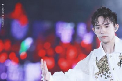 ​易烊千玺演唱会为什么用镜子