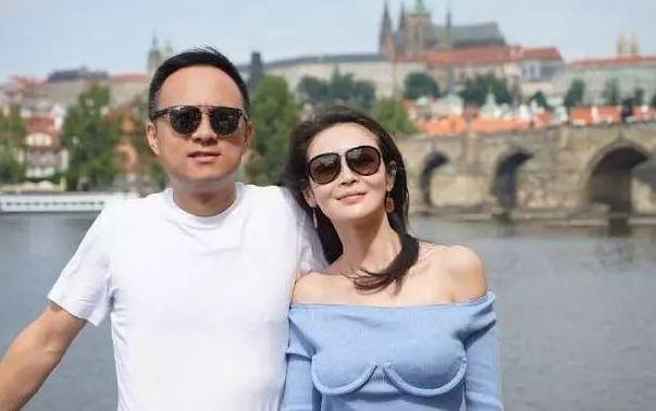 放弃外交官当起演员,巅峰时期嫁给普通人,现在37岁全家幸福美满