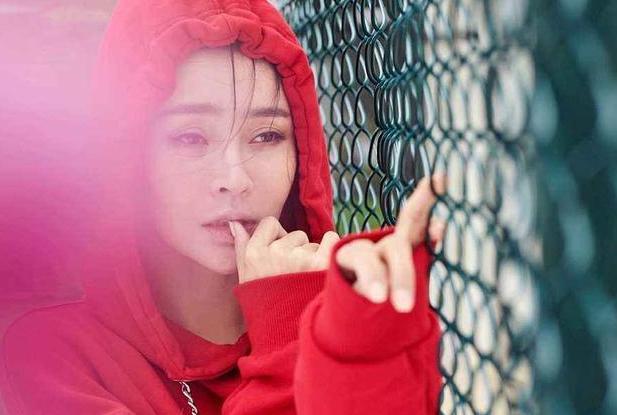 放弃外交官当起演员,巅峰时期嫁给普通人,现在37岁全家幸福美满