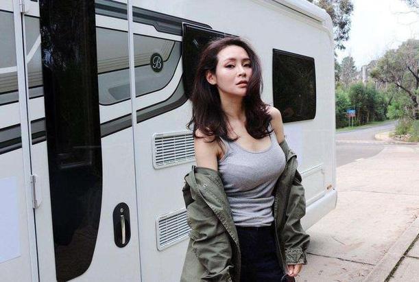 放弃外交官当起演员,巅峰时期嫁给普通人,现在37岁全家幸福美满