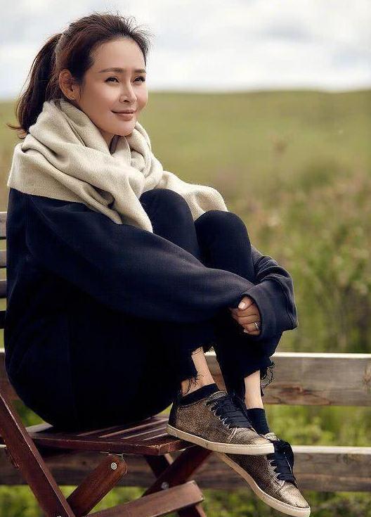 放弃外交官当起演员,巅峰时期嫁给普通人,现在37岁全家幸福美满