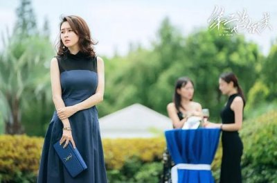 ​放弃外交官当起演员，巅峰时期嫁给普通人，现在37岁全家幸福美满