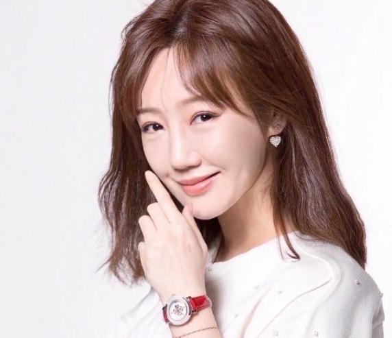 ４３岁的薛佳凝在近的照片中显得呆板，马伊琍海清同龄的智力美女