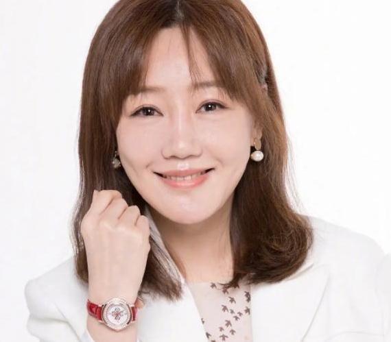 ４３岁的薛佳凝在近的照片中显得呆板，马伊琍海清同龄的智力美女