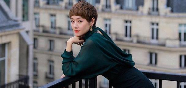 ４３岁的薛佳凝在近的照片中显得呆板，马伊琍海清同龄的智力美女