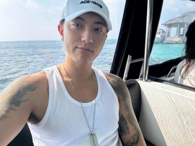 ​黄子韬晒照露出胸毛(胸毛和肤色惹争议，被吐槽丑和油腻)