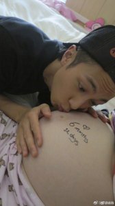 ​吴尊首次爆老婆私照，亲吻孕肚，画面好温馨，满满的幸福感！