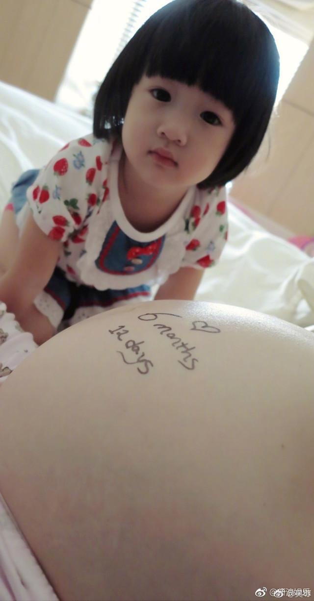 吴尊首次爆老婆私照，亲吻孕肚，画面好温馨，满满的幸福感！