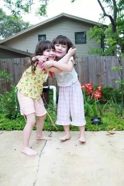 世界上最美的混血双胞胎长大了！