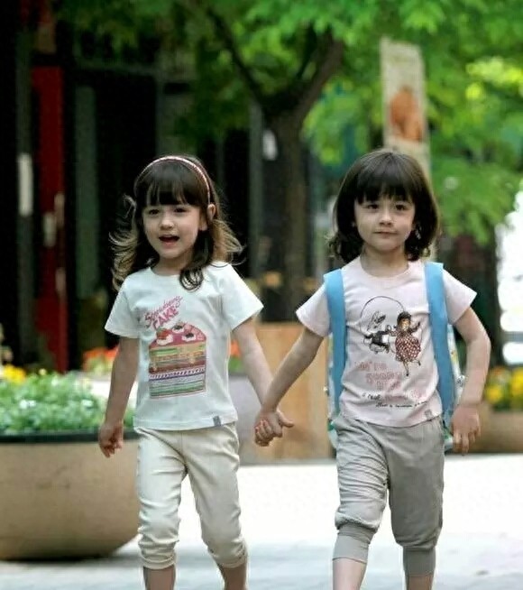 世界上最美的混血双胞胎长大了！