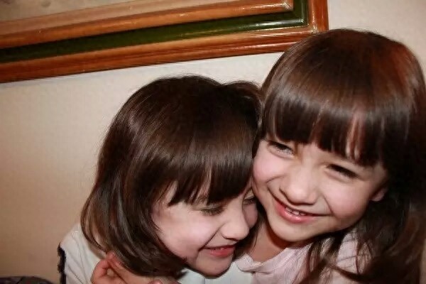 世界上最美的混血双胞胎长大了！