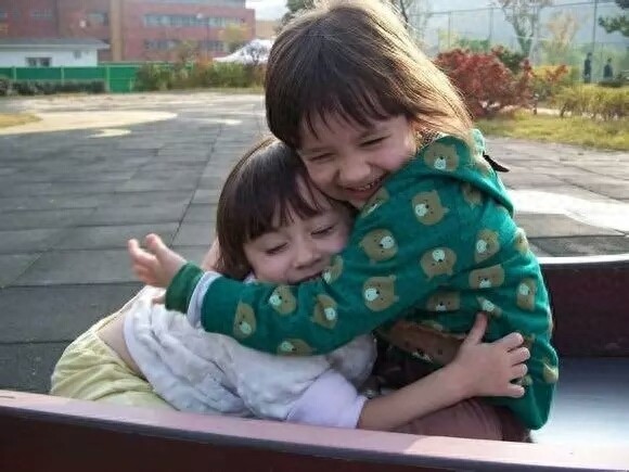 世界上最美的混血双胞胎长大了！