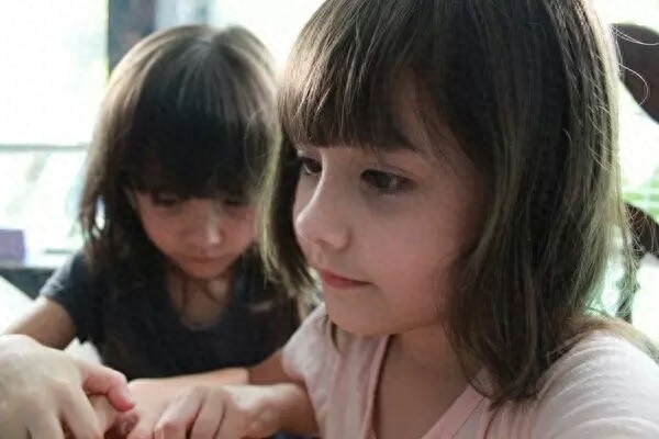 世界上最美的混血双胞胎长大了！