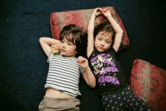 世界上最美的混血双胞胎长大了！