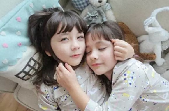 世界上最美的混血双胞胎长大了！