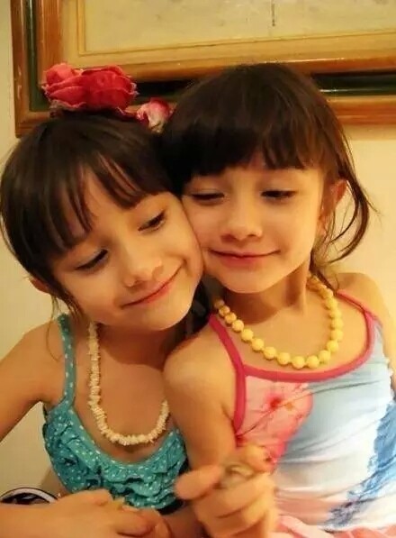 世界上最美的混血双胞胎长大了！