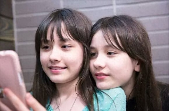 世界上最美的混血双胞胎长大了！