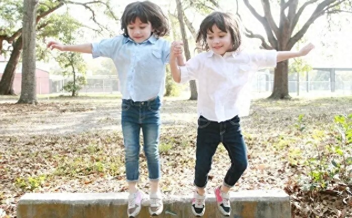 世界上最美的混血双胞胎长大了！