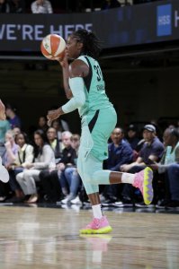 ​这两双 Kyrie 5配色太骚了！好看炸了！