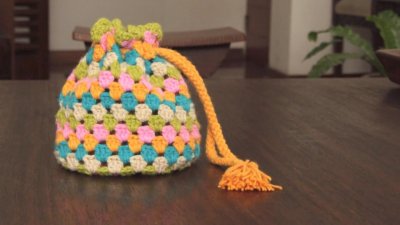 ​纯手工钩织包包，其实方法很简单，看一遍就学会了，时尚又简约