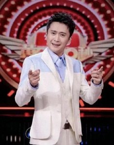 ​主持人杨帆：迎接平凡妻子李松奇，生下两个女儿，过着幸福的日子