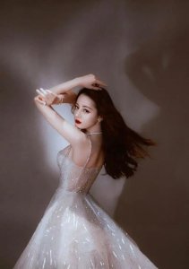 ​拥有神仙颜值的新疆美女，迪丽热巴靠热播剧再次走红