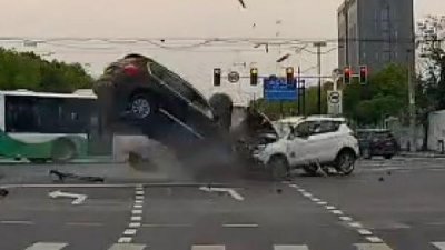 ​上海警方：一男子开车闯红灯与3车碰撞，1名被撞车辆驾驶员死亡