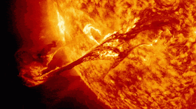 ​“太空烟火表演”：一颗名为EK Draconis的恒星喷射出巨大的能量和带电粒子