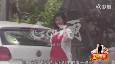 ​王宝强结婚照里马蓉笑得很幸福，冉莹颖的结婚照里的脸还挺圆~