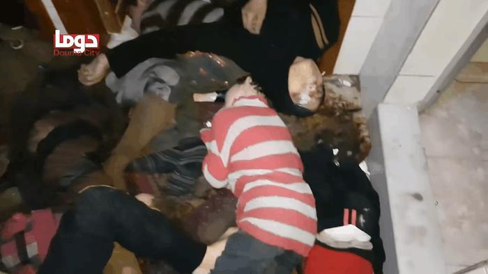 叙利亚化武袭击视频更多疑点曝光,尸体成“道具”被任意摆拍