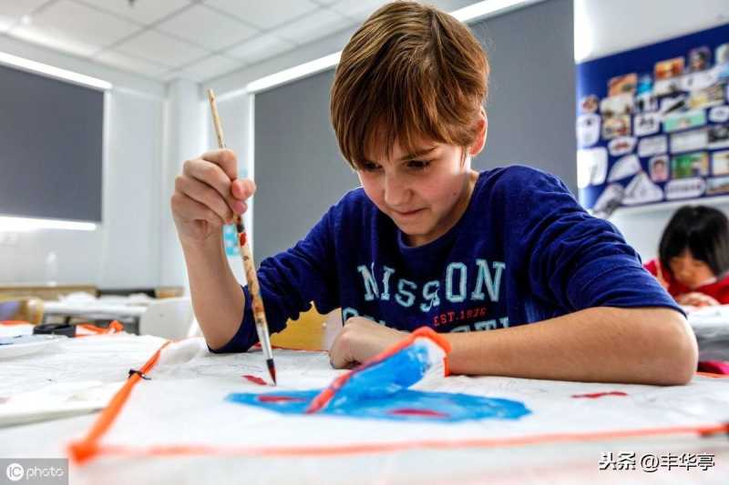 树叶画的简单做法(手工制作妙趣多彩的树叶画)