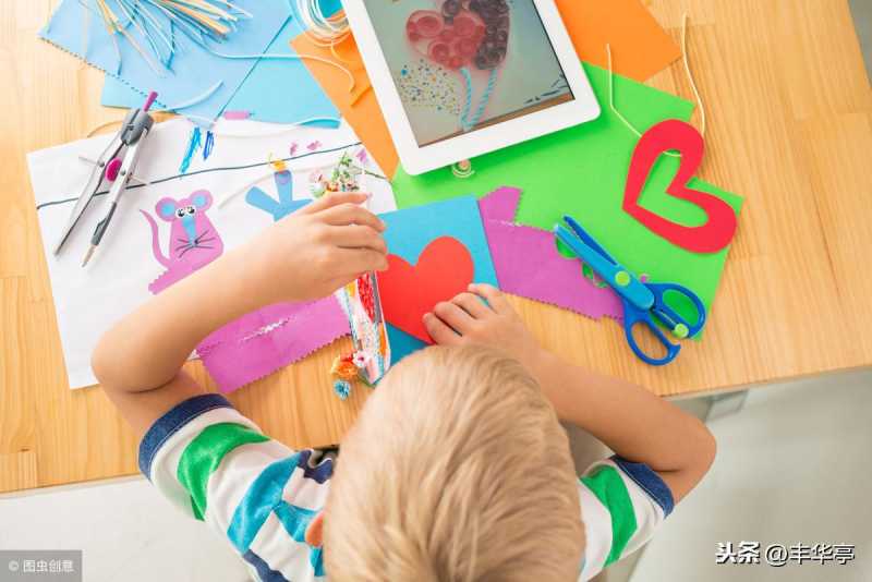 树叶画的简单做法(手工制作妙趣多彩的树叶画)