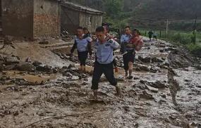 泥石流到来前有何征兆-山上遭遇泥石流怎么做(2)_