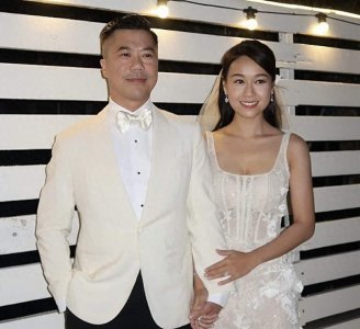 ​香港女星黄心颖突然被曝怀孕，腹部凸起孕味浓，还用双手刻意遮挡