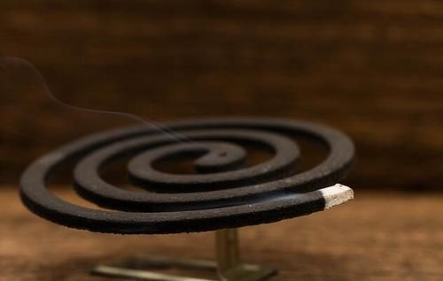 点燃的蚊香应该放在哪里a窗户b桌子c地板砖上