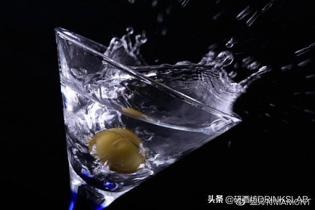 伏特加的正确饮用方法（解锁日常饮用伏特加的正确姿势）(6)