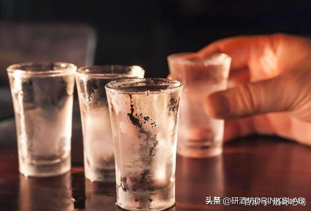 伏特加的正确饮用方法（解锁日常饮用伏特加的正确姿势）(7)