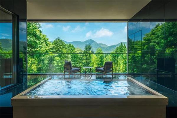 泡温泉胸闷气短是什么原因 泡温泉胸闷气短怎么办