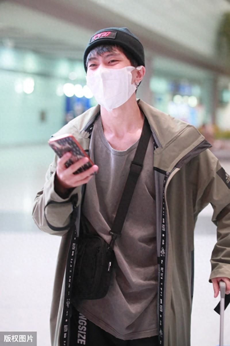 “奶茶”商振博宣布因个人私事退出娱乐圈，曾凭《以团之名》出道