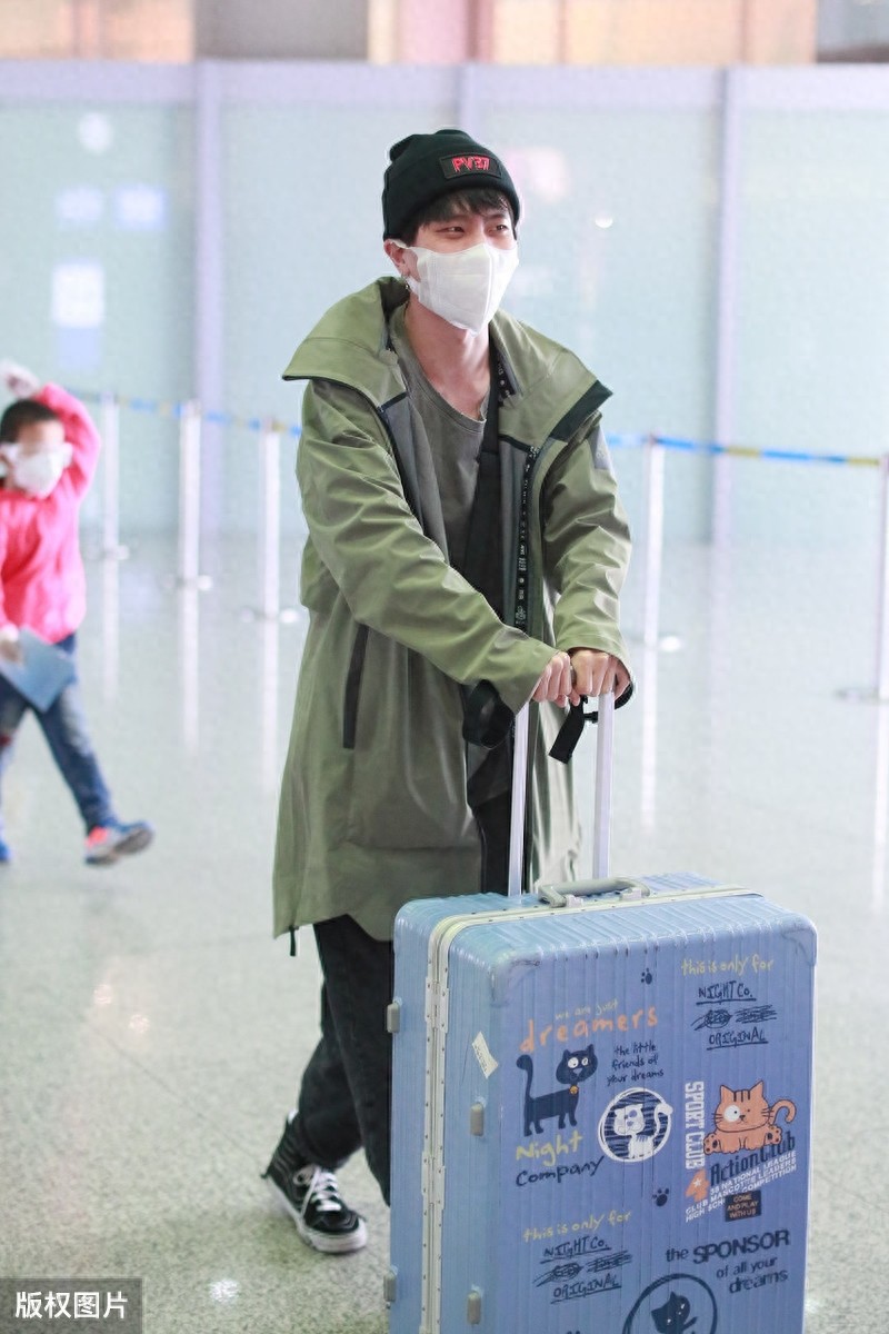 “奶茶”商振博宣布因个人私事退出娱乐圈，曾凭《以团之名》出道