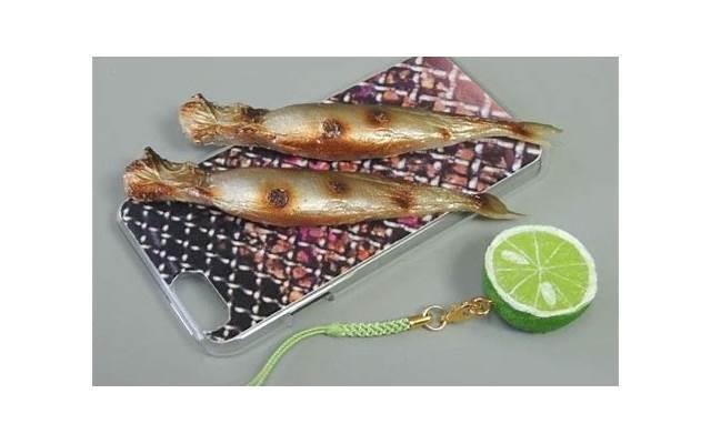 男生刻意避开眼神接触还脸红