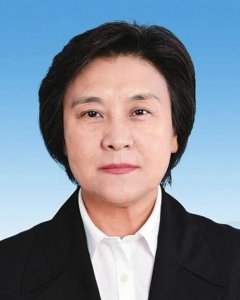 ​她曾任内蒙自治区主席，如今65岁仍在工作，家族有4人主政过内蒙