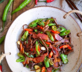 ​用腊肉爆炒茶树菇，更浓香的做法，够辣还有嚼头，越吃越香